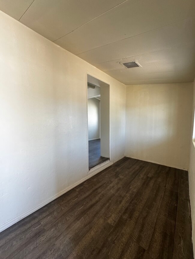 Building Photo - FOR RENT