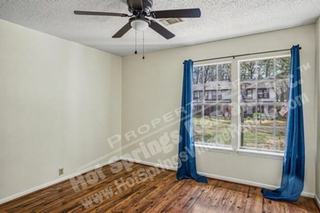 Building Photo - Two-Level Townhome in DeSoto Courts