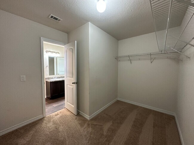 Building Photo - 4 bedroom 2 bath craftsman style home for ...