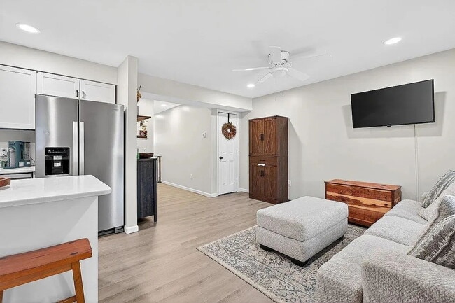 Building Photo - Like-New 2024 Townhome with Mountain Views, Garage & Backyard