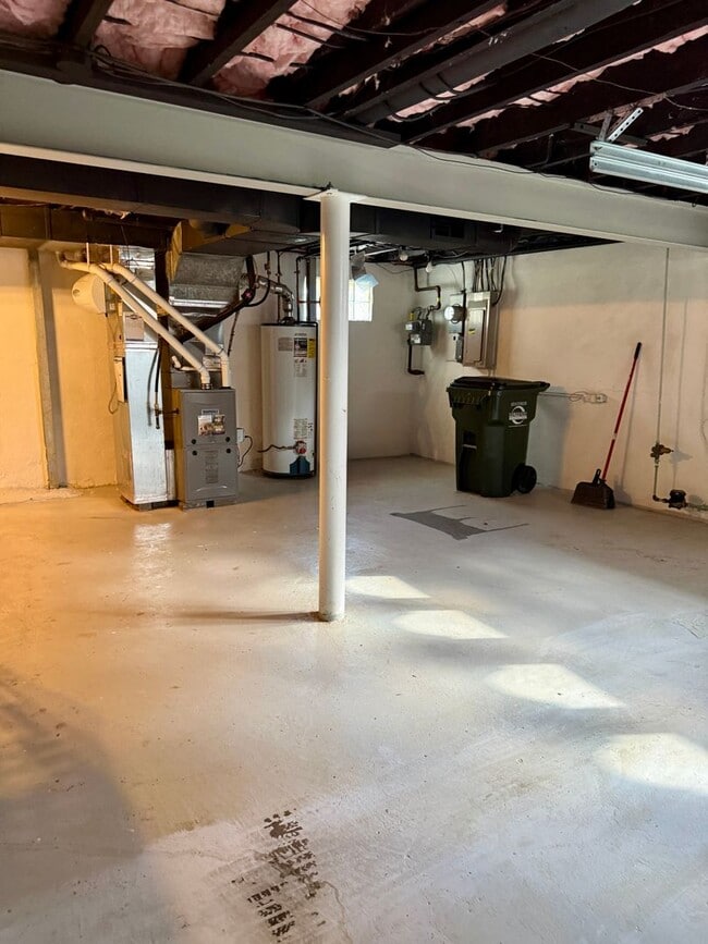 Building Photo - Available Now! 2-bed home in Ft. Thomas with lots to offer!