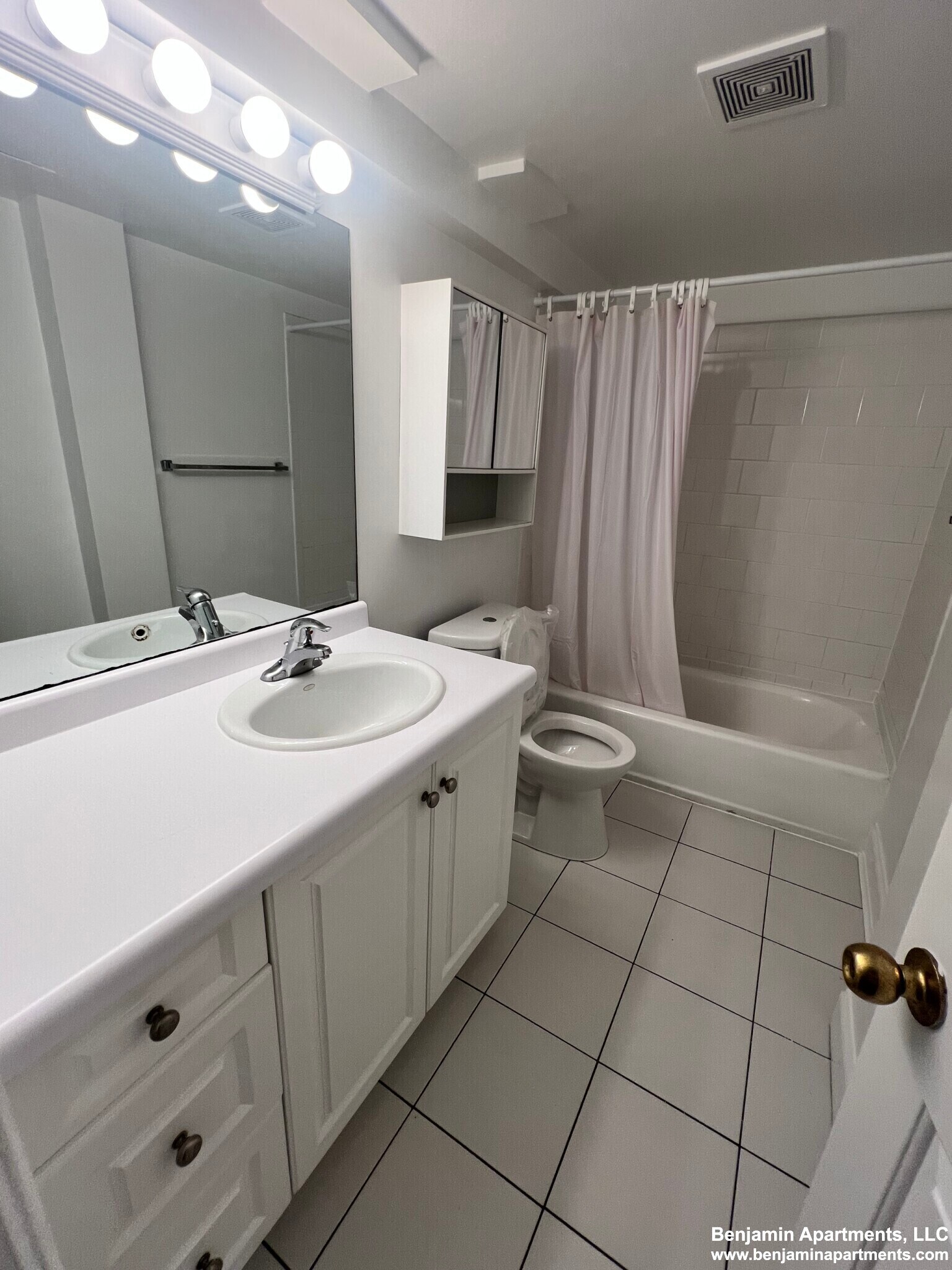 Building Photo - 1529 Beacon St