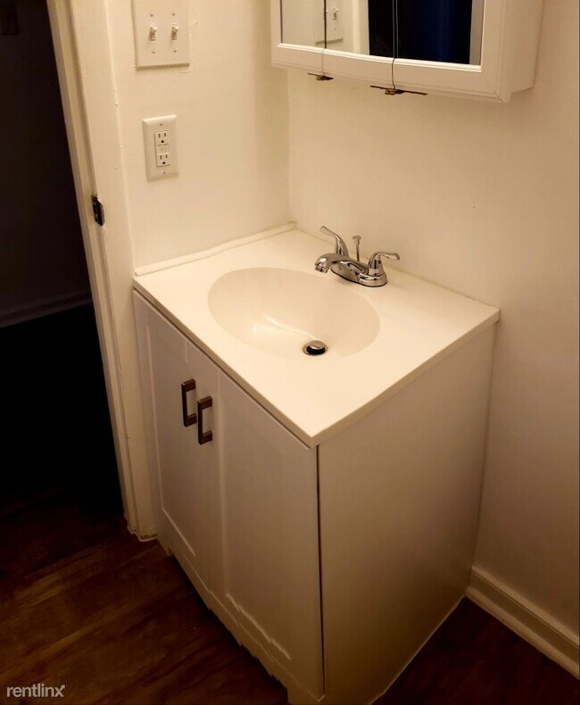 Building Photo - 3 br, 1.5 bath Townhome - 2601 Wayside Dr