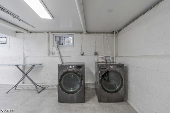 Building Photo - 9 Westervelt Pl
