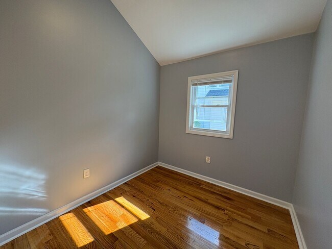 Building Photo - Charming 4-Bedroom 2-Bathroom Home in Nept...