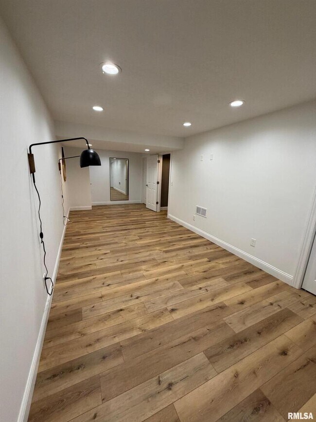 Building Photo - 2625 E 56th Ct