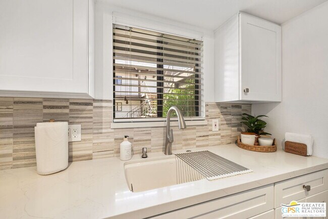 Building Photo - 2230 S Palm Canyon Dr