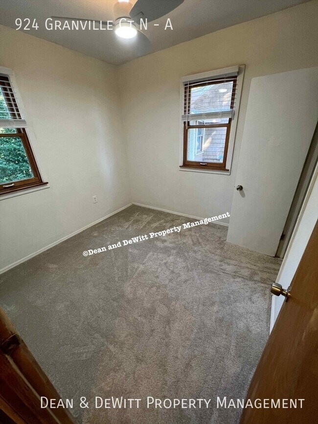 Building Photo - 924 Granville Ct N