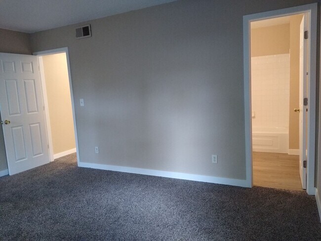 Building Photo - Charming 2 Bedroom 2 Bath w/ Large Yard, 1 Car Garage and Central Air/Heat