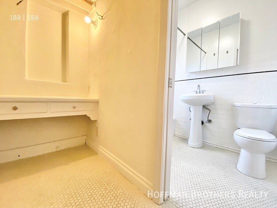 Building Photo - 800 N Las Palmas Ave