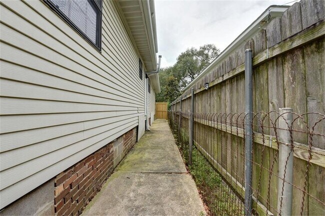 Building Photo - 5923 General Haig St