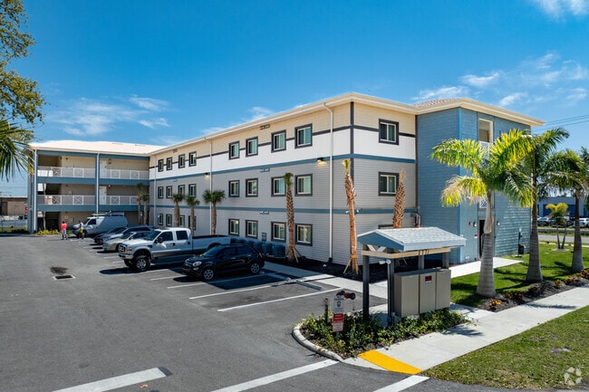Building Photo - Royal Palms Apartments