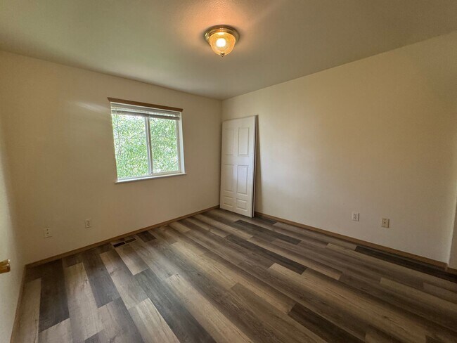 Building Photo - 2 Bed 1.5 Bath Unit!