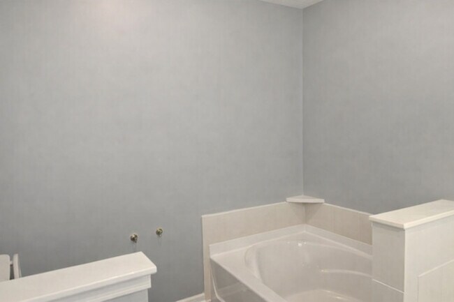 Building Photo - 460 Lancaster Dr