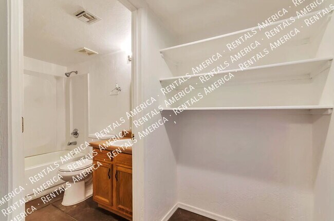 Building Photo - 1009 E Halcyon Rd