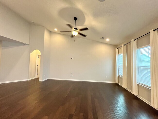 Building Photo - Stylish 3-Bed Home with Bonus Room & Private Backyard