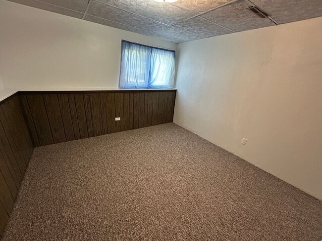 Building Photo - 5 Bed 2 Bath Home with 2 Car Attached Garage in Quiet Nice Neighborhood.