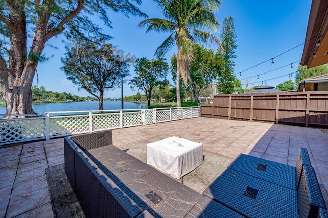 Building Photo - 2250 Buttonwood Ave