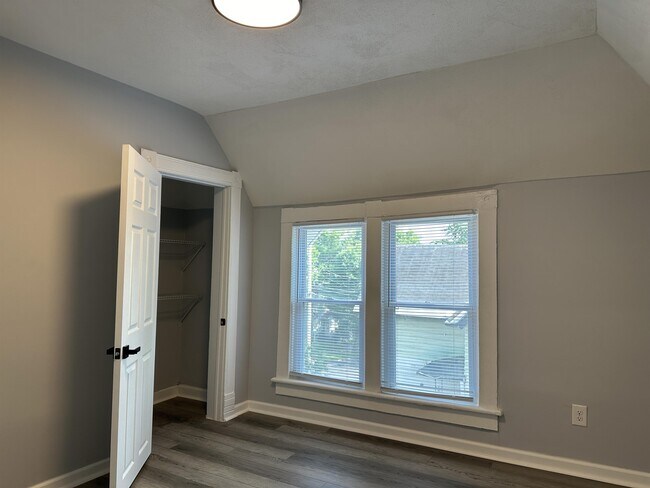 Building Photo - 309 Oak St