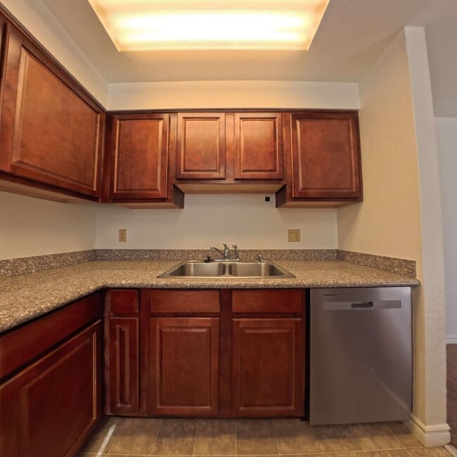 Building Photo - Gated Community | Close To The Strip | 2nd Floor Unit