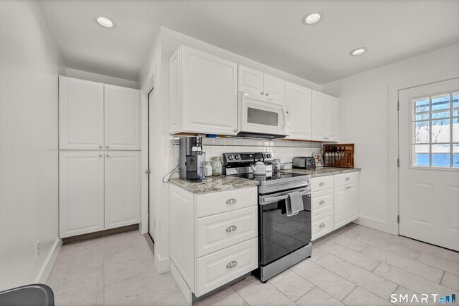 Building Photo - 5 Main Dr