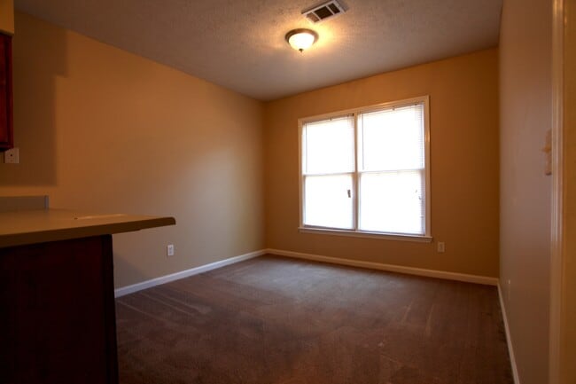 Building Photo - Duplex Available in Kurt Circle!