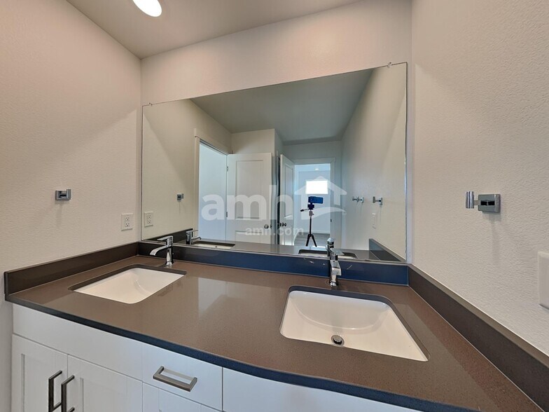 Building Photo - 304 N Addison Way