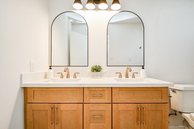 Building Photo - 21 Edgewood Forest Ct