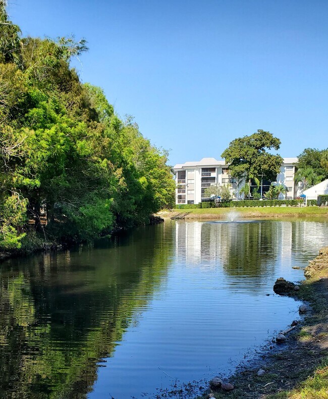 Building Photo - 721 N Pine Island Rd