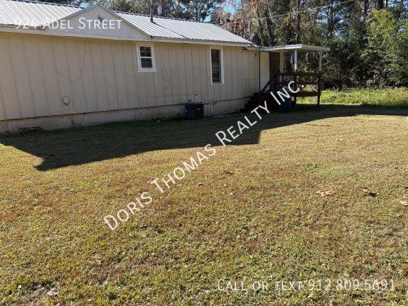 Building Photo - 924 Adel St