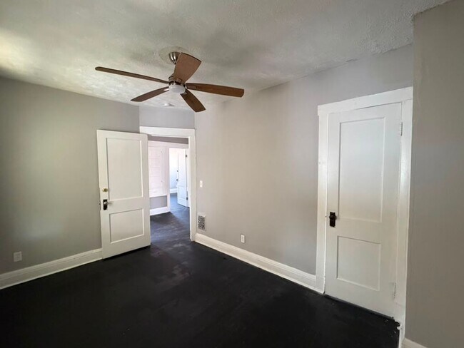 Building Photo - Four bedrooms. A sunroom. A fenced yard. A garage. Your next home is ready to be discovered!