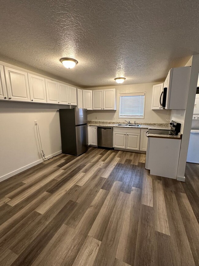 Building Photo - Recently remodeled 3 bed, 1 bath Duplex in...