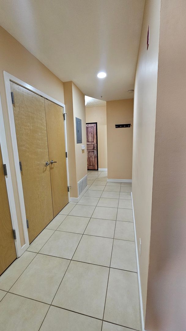 Building Photo - 1057 W Century Dr