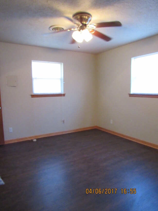 Building Photo - Pet Friendly Home!