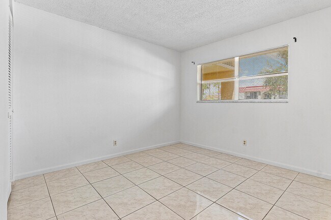 Building Photo - 9855 Sandalfoot Blvd