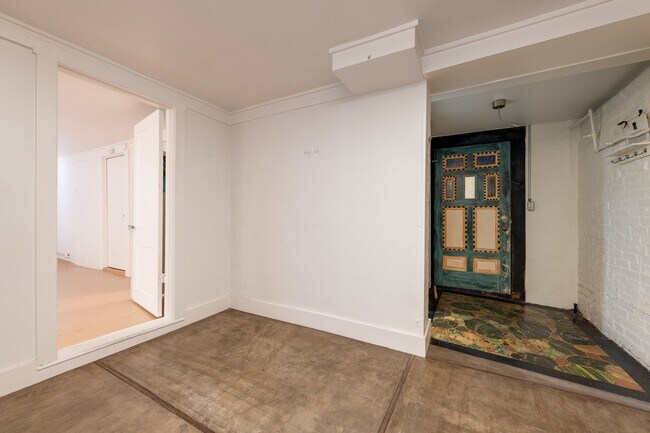 Building Photo - 1501 W 9th St
