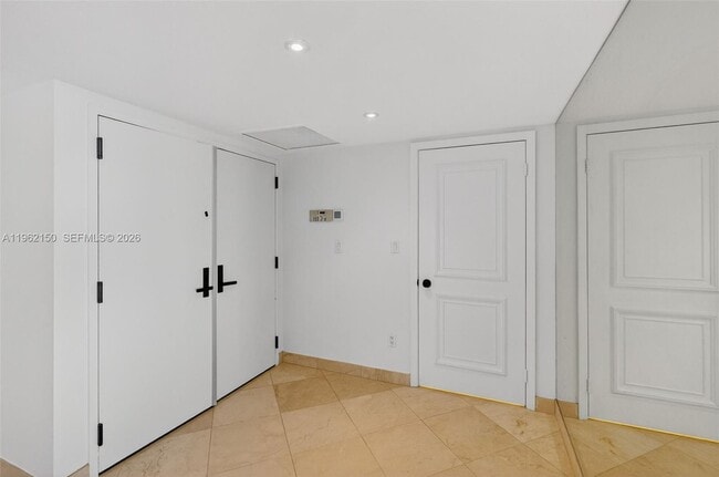 Building Photo - 2 Grove Isle Dr