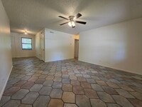 Building Photo - 3 bedroom home in Tecumseh!