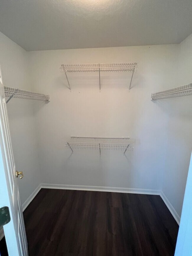 Building Photo - Country Chase