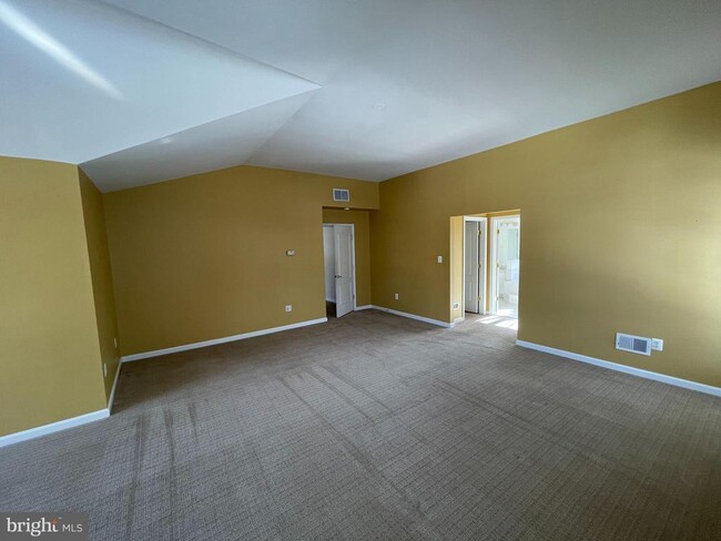 Building Photo - 21330 Meadow Field Ct