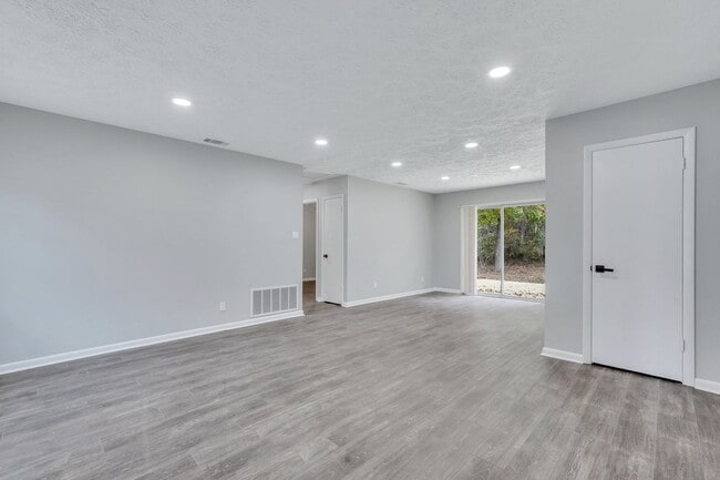 Building Photo - High End Finishes in a Quiet Residential N...