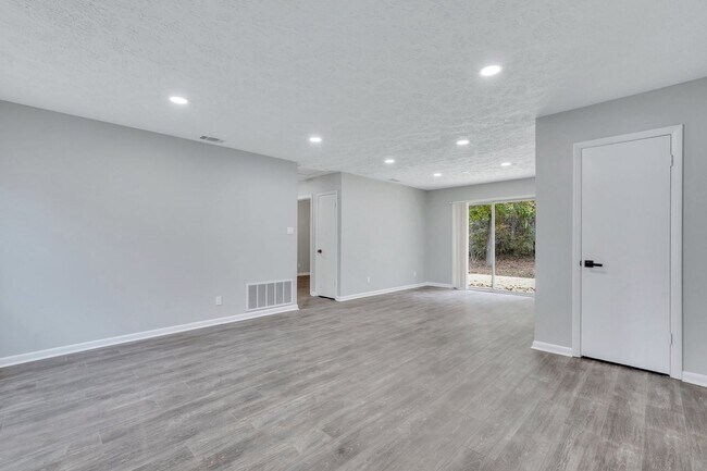 Building Photo - High End Finishes in a Quiet Residential Neighborhood