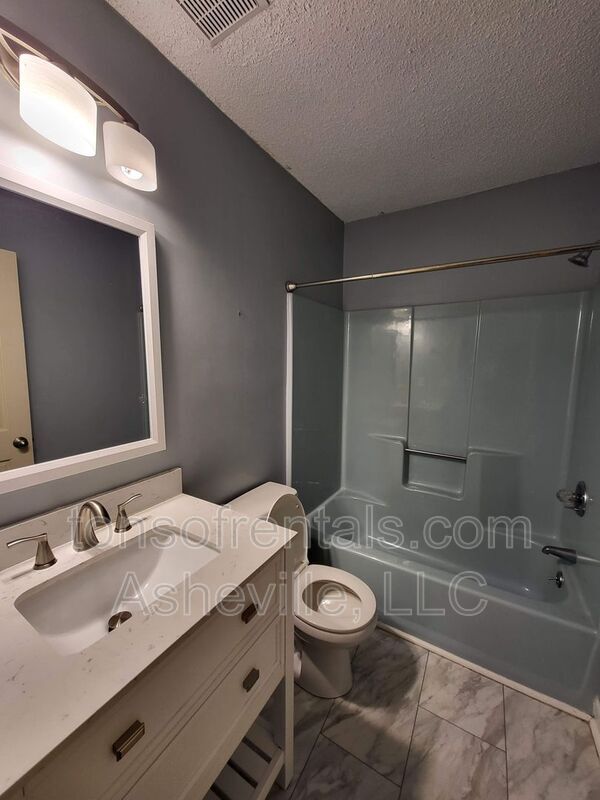 Building Photo - 128 White Oak Rd Ext