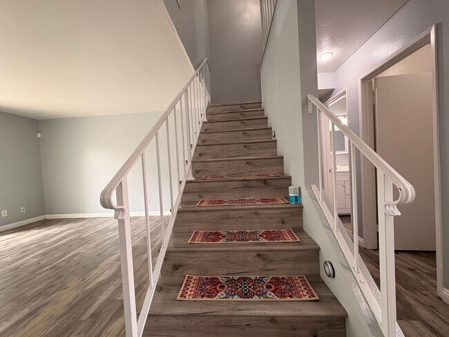Building Photo - 3 Bed, 2.5 Bath in Ontario!