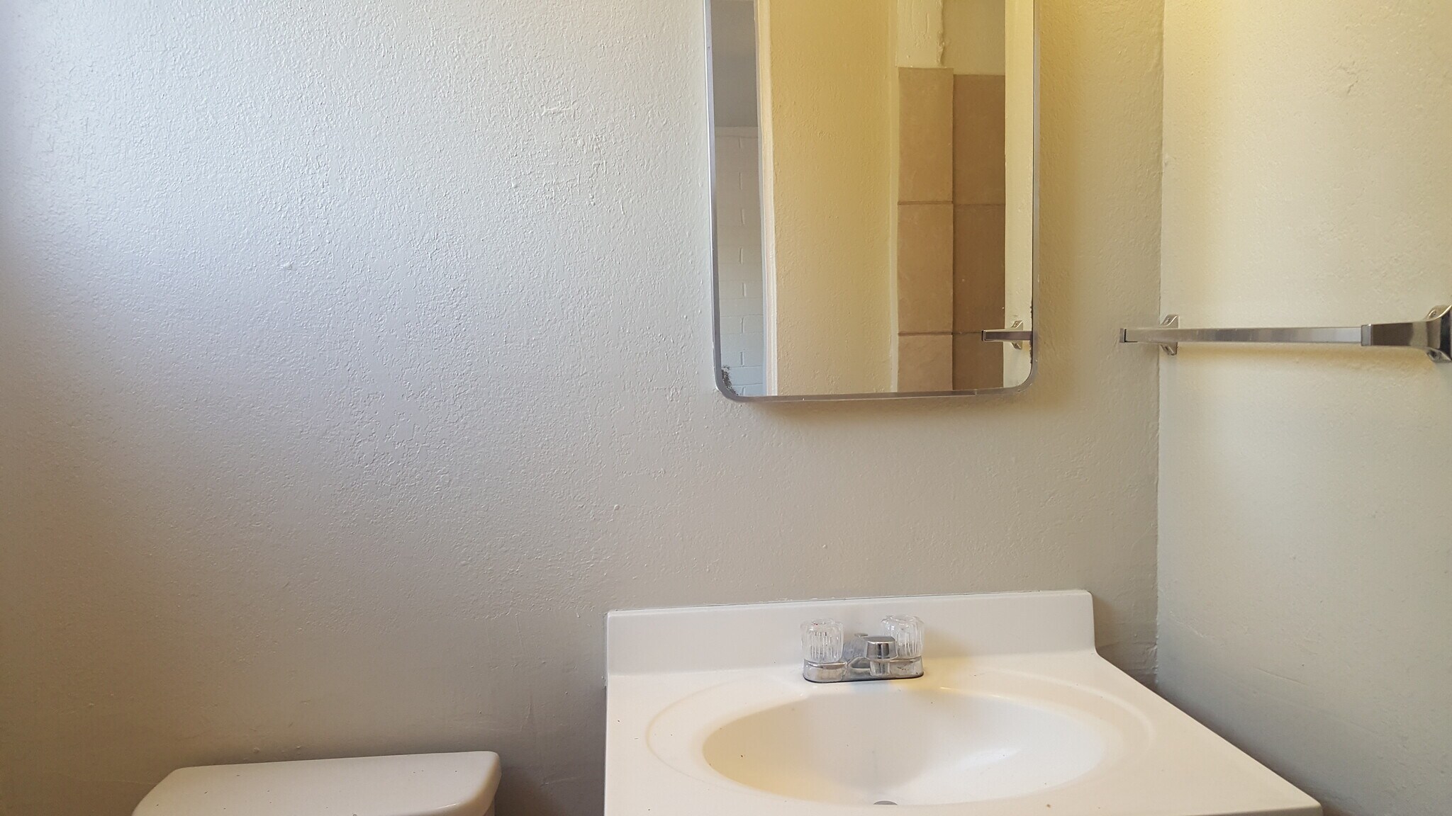 Building Photo - 1123 E Sierra Vista Dr
