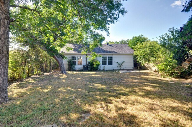 Building Photo - 3 bed 2 bath