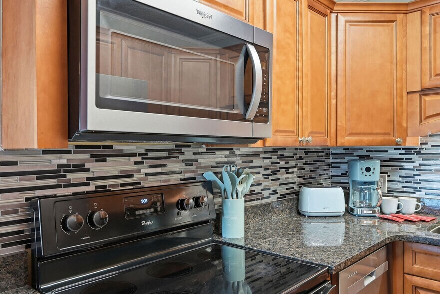 Building Photo - 8743 Thomas Dr