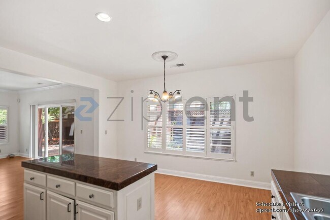 Building Photo - 742 Creekside Ct