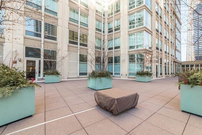 Building Photo - 57 E Delaware Pl
