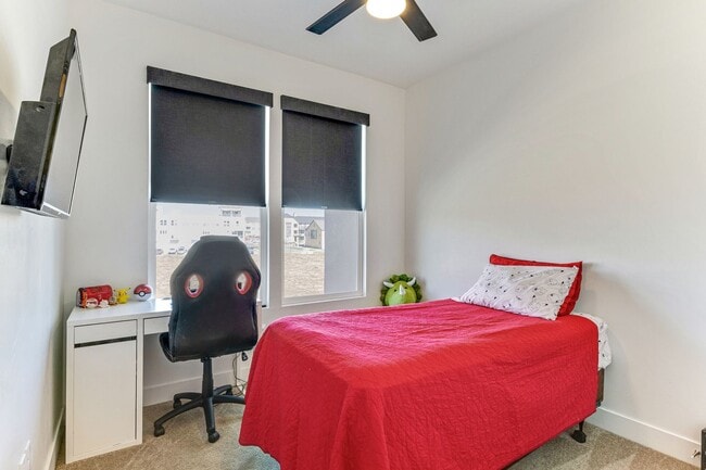 Building Photo - Beautiful Townhome in Daybreak
